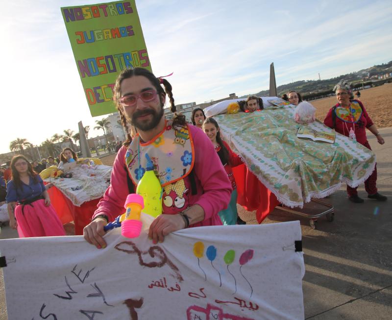 La Calzada y el Natahoyo desfilan por el Antroxu