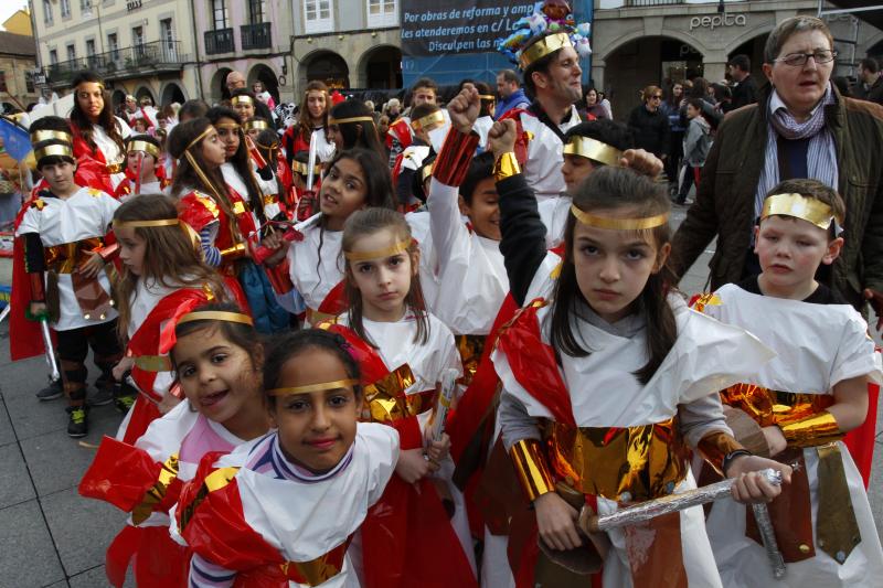 DESFILE DE ESCOLINOS ANTROXAOS POR LAS CALLES DE AVILÉS