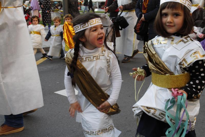 DESFILE DE ESCOLINOS ANTROXAOS POR LAS CALLES DE AVILÉS