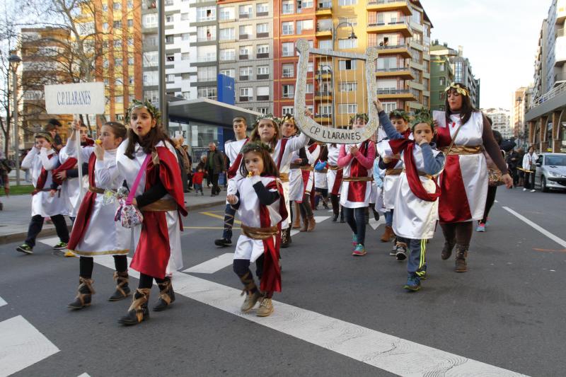 DESFILE DE ESCOLINOS ANTROXAOS POR LAS CALLES DE AVILÉS