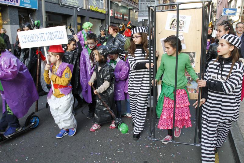 DESFILE DE ESCOLINOS ANTROXAOS POR LAS CALLES DE AVILÉS