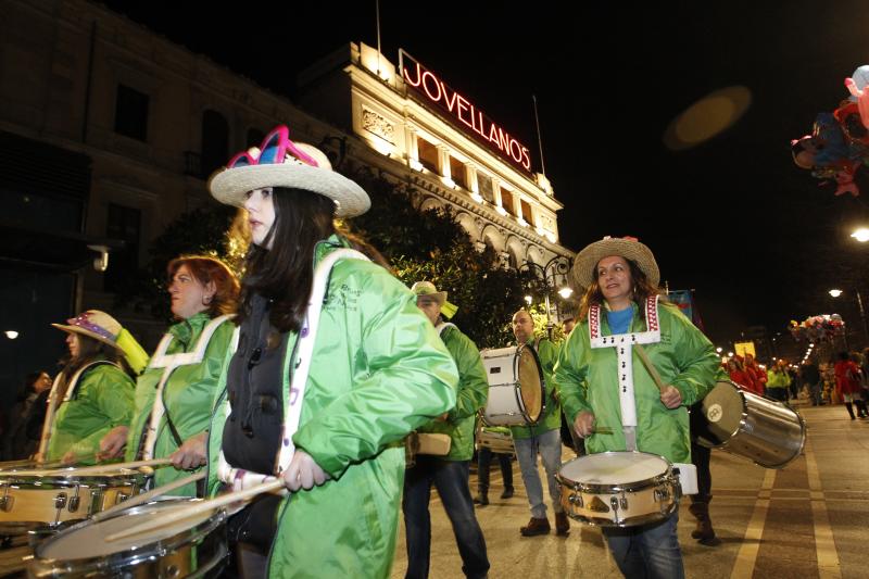 Concurso de charangas de Antroxu en el Jovellanos