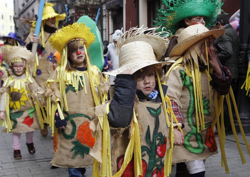 Desfile infantil de Antroxu por las calles de Gijón