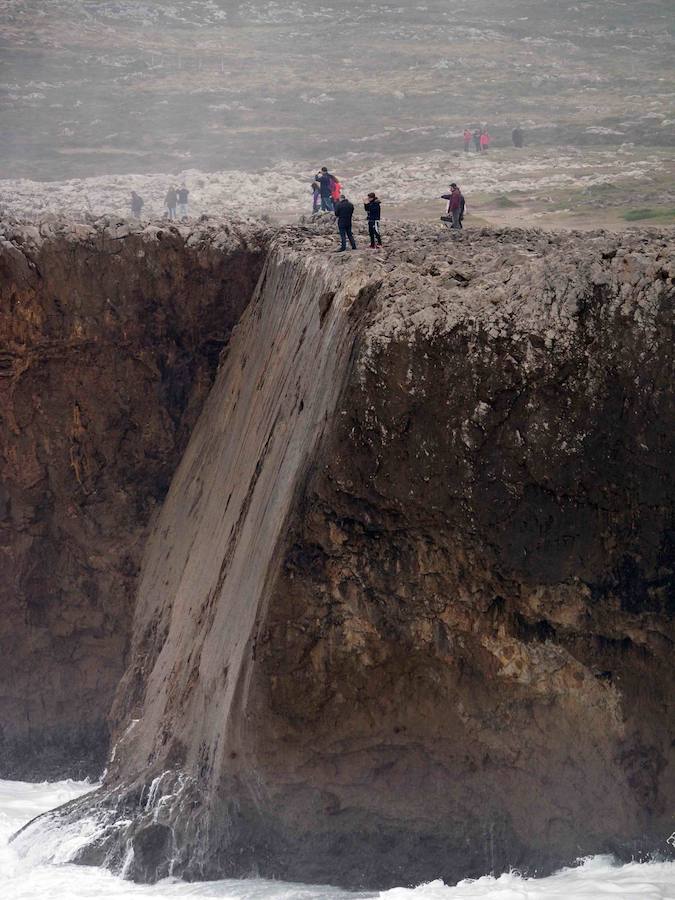 Las espectaculares imágenes de los Bufones de Pría por el temporal