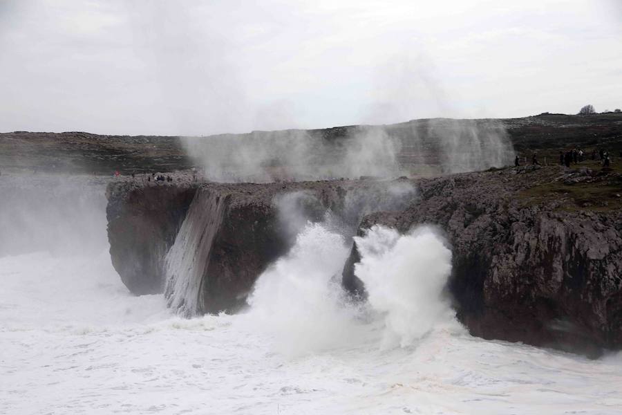 Las espectaculares imágenes de los Bufones de Pría por el temporal