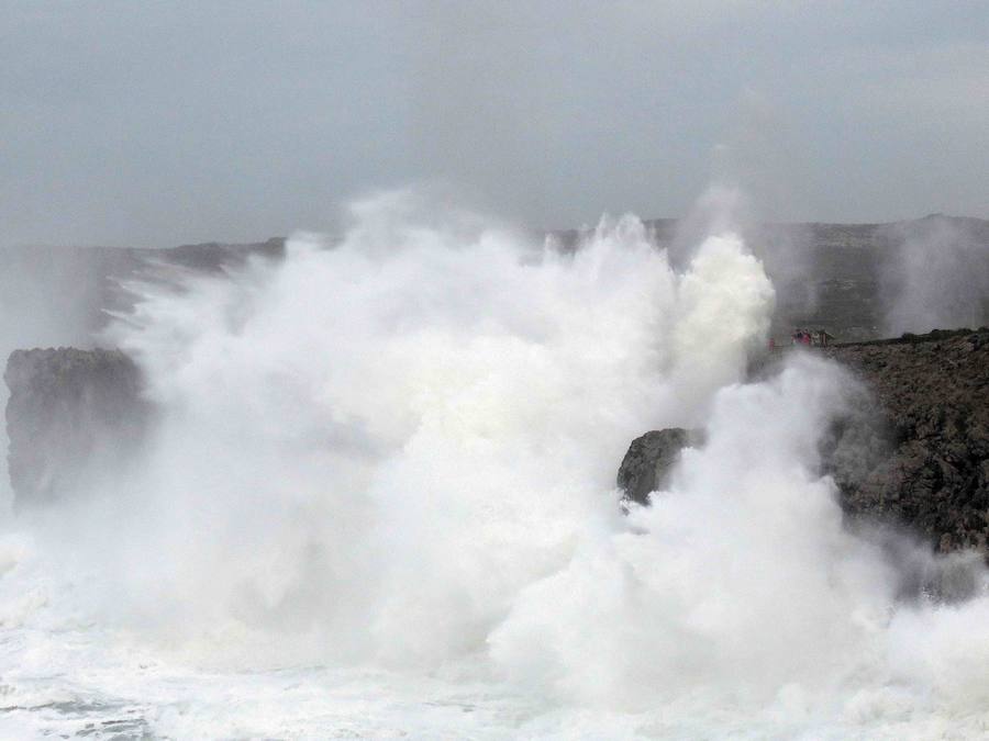 Las espectaculares imágenes de los Bufones de Pría por el temporal