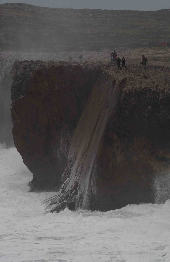 Las espectaculares imágenes de los Bufones de Pría por el temporal