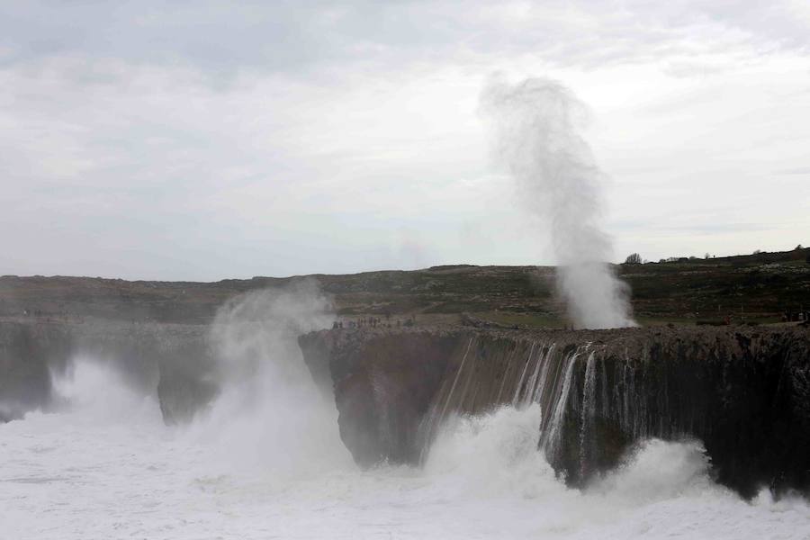 Las espectaculares imágenes de los Bufones de Pría por el temporal