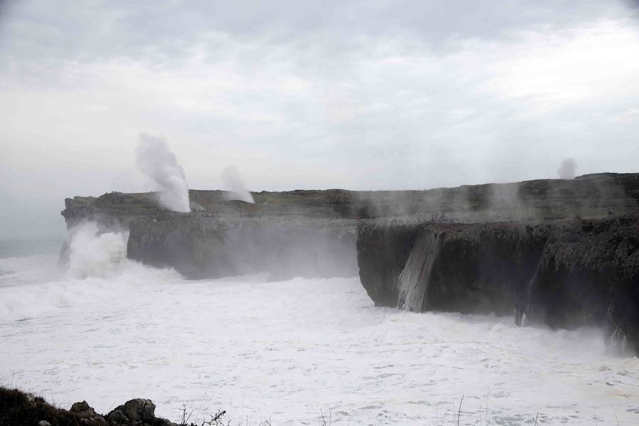 Las espectaculares imágenes de los Bufones de Pría por el temporal