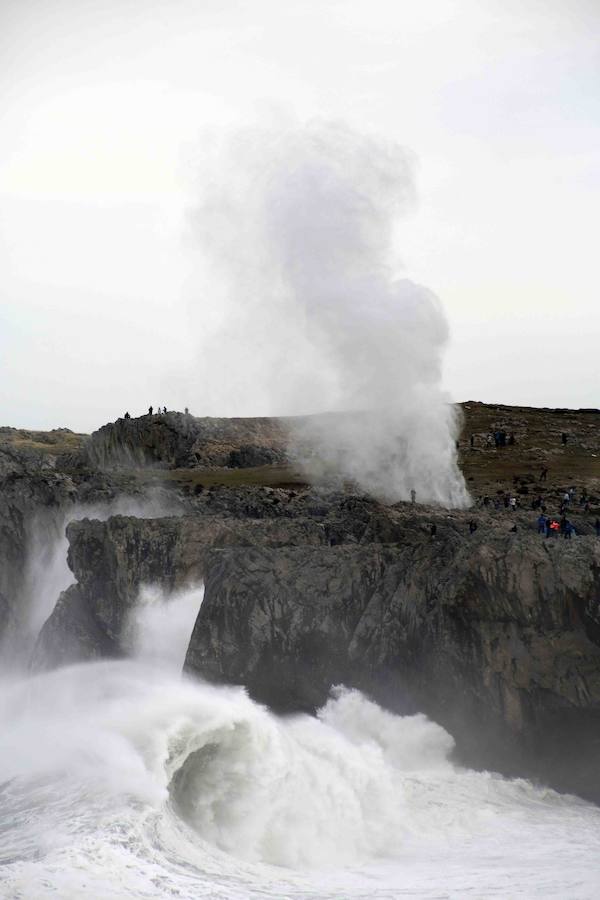 Las espectaculares imágenes de los Bufones de Pría por el temporal