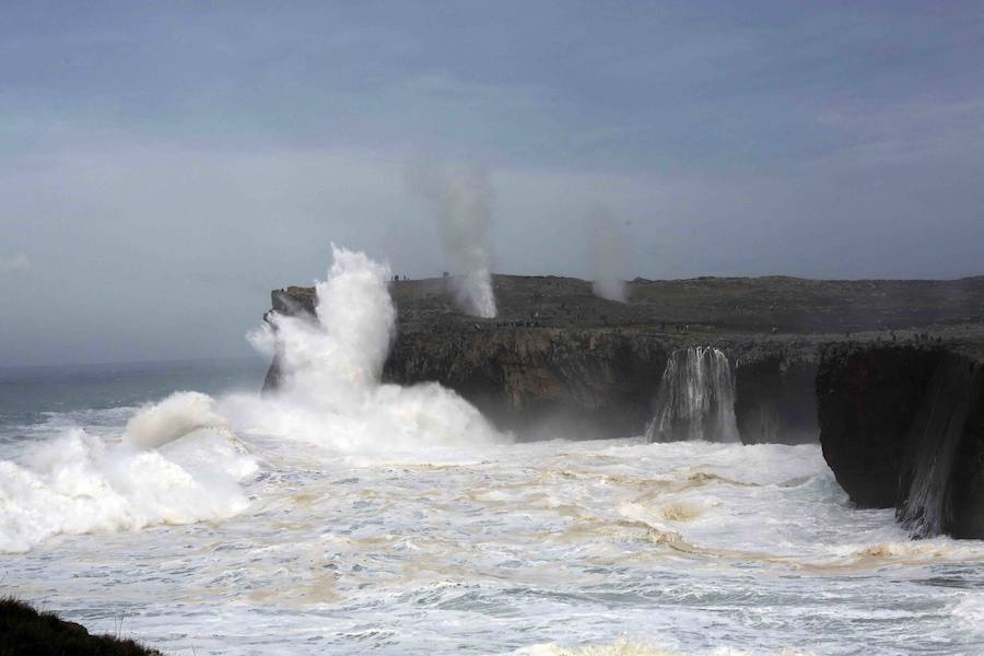 Las espectaculares imágenes de los Bufones de Pría por el temporal