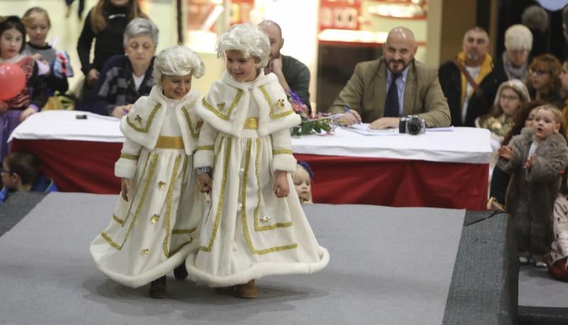 Los niños desfilan en los centros comerciales de Avilés