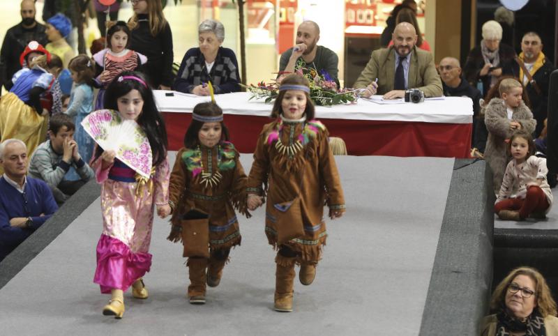 Los niños desfilan en los centros comerciales de Avilés