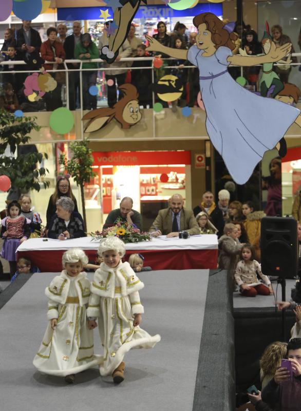 Los niños desfilan en los centros comerciales de Avilés