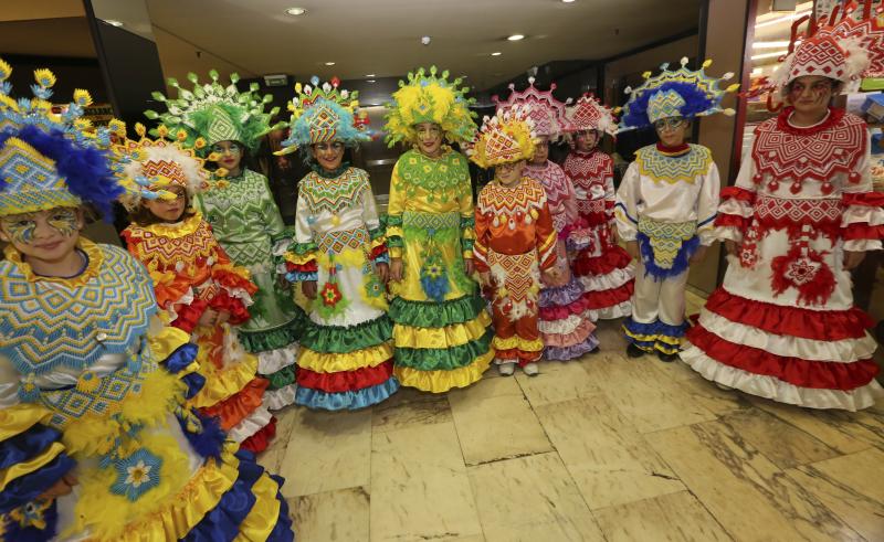 Los niños desfilan en los centros comerciales de Avilés