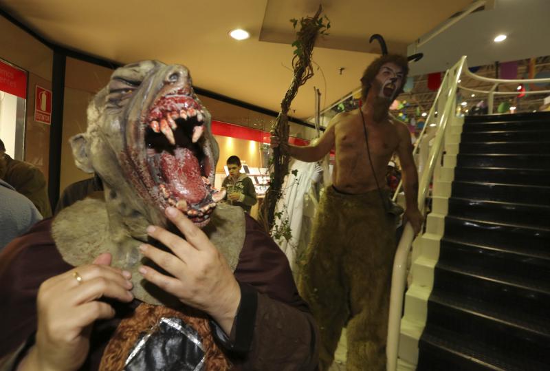 Los niños desfilan en los centros comerciales de Avilés