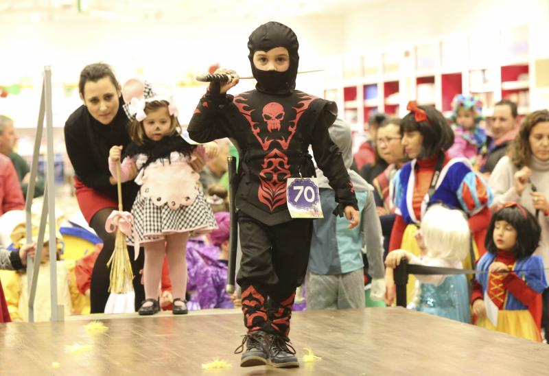 Los niños desfilan en los centros comerciales de Avilés