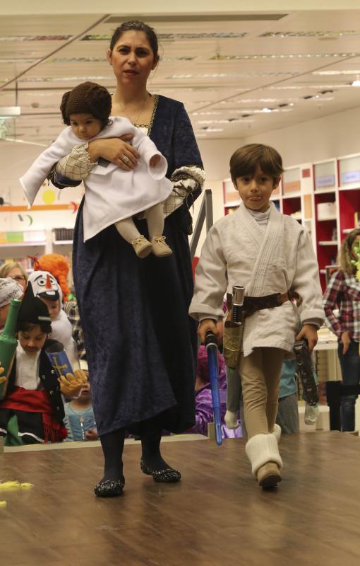 Los niños desfilan en los centros comerciales de Avilés