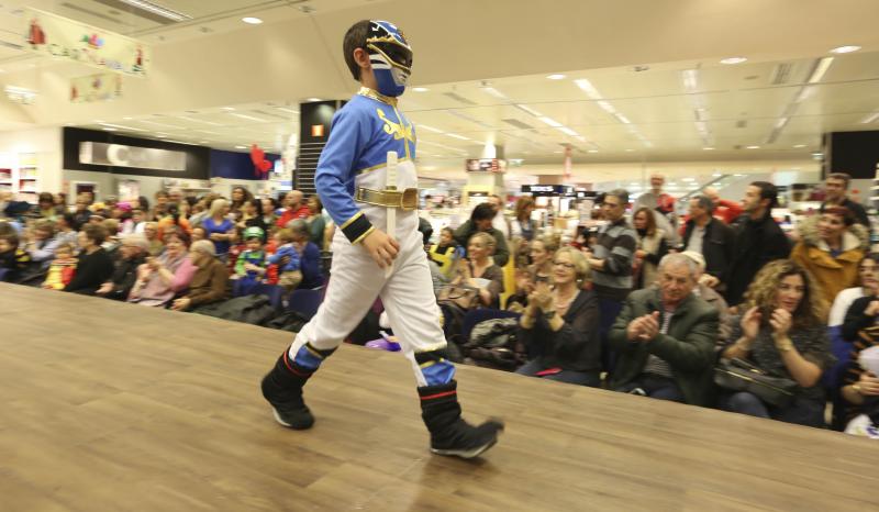 Los niños desfilan en los centros comerciales de Avilés