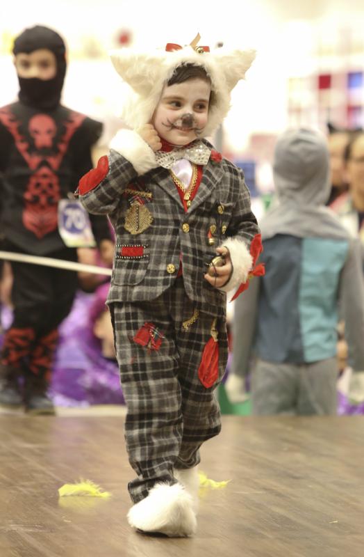 Los niños desfilan en los centros comerciales de Avilés