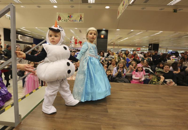 Los niños desfilan en los centros comerciales de Avilés
