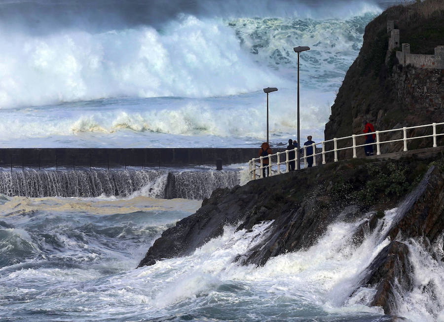 El litoral asturiano, en alerta por olas de hasta nueve metros