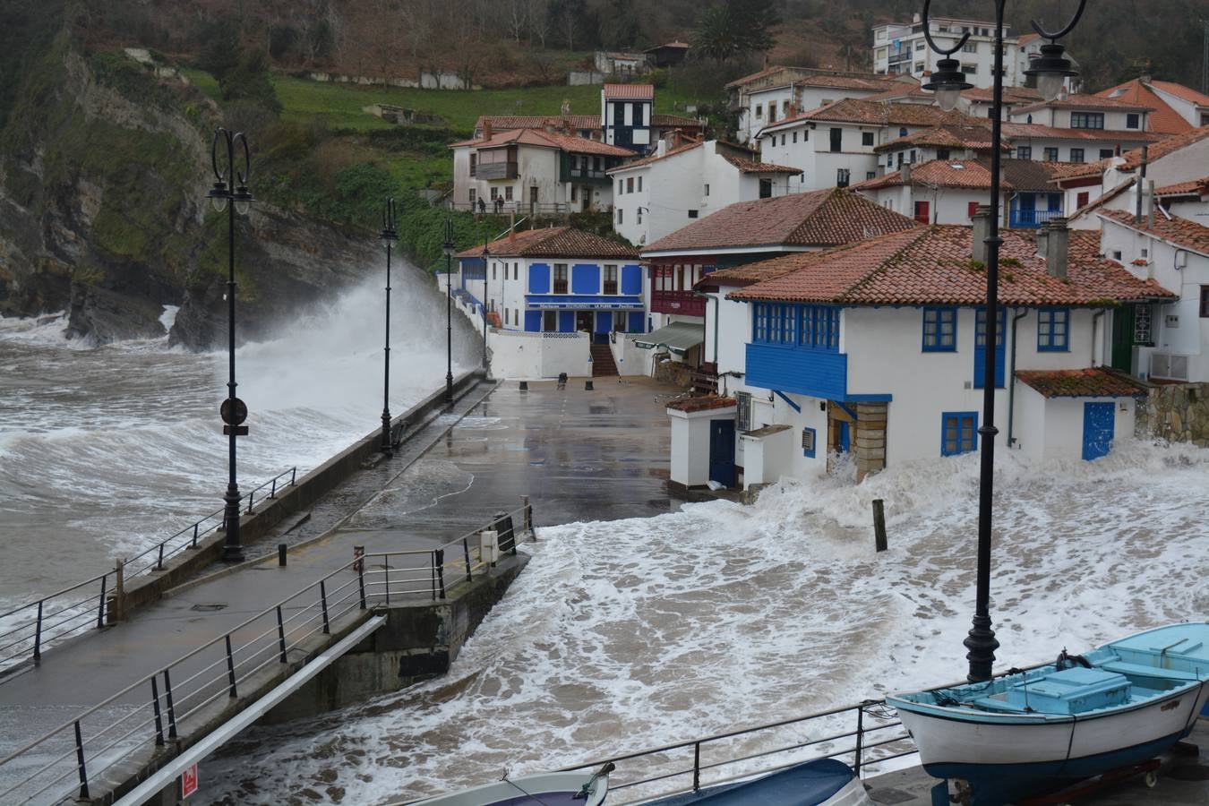 El litoral asturiano, en alerta por olas de hasta nueve metros