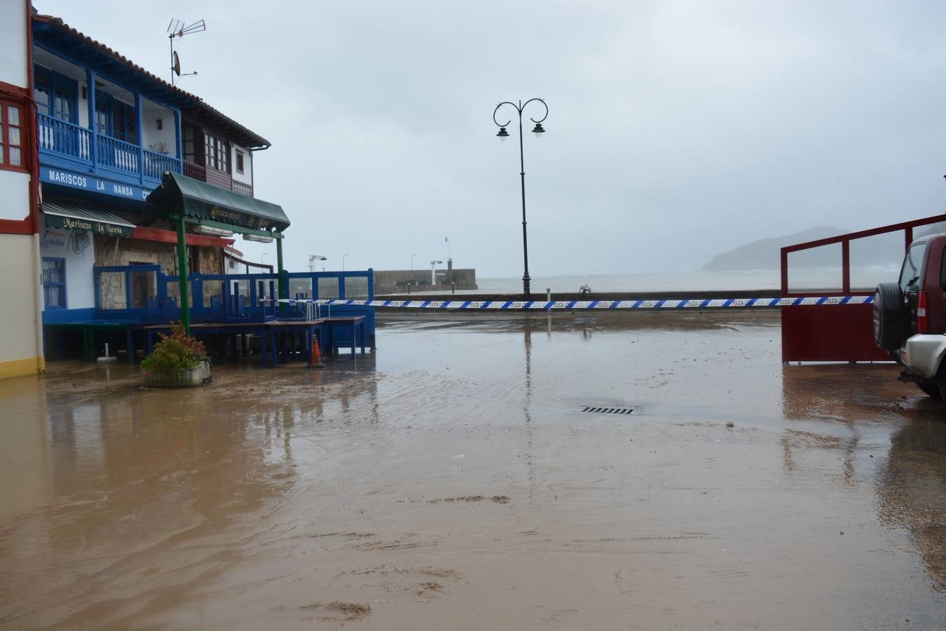 El litoral asturiano, en alerta por olas de hasta nueve metros