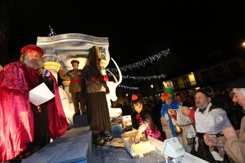 El Antroxu se despide quemando sardinas