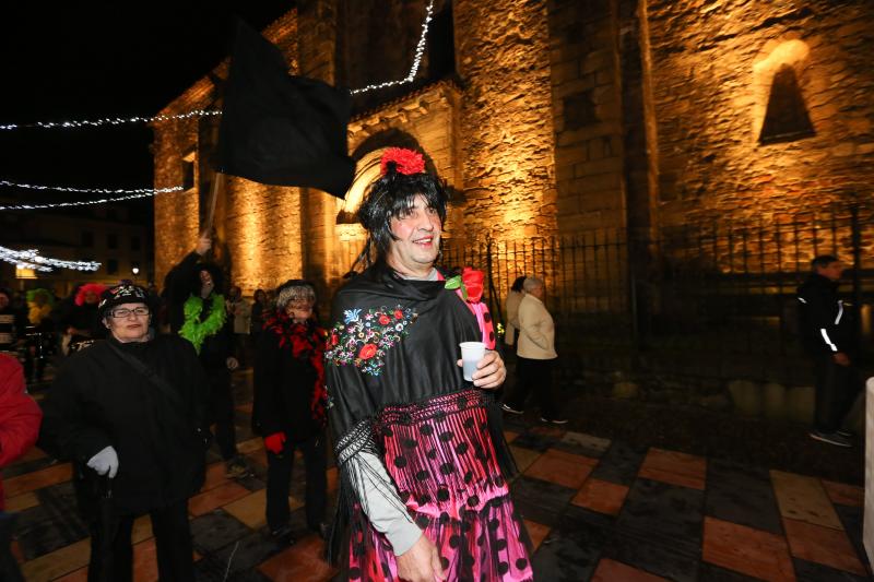 El Antroxu se despide quemando sardinas