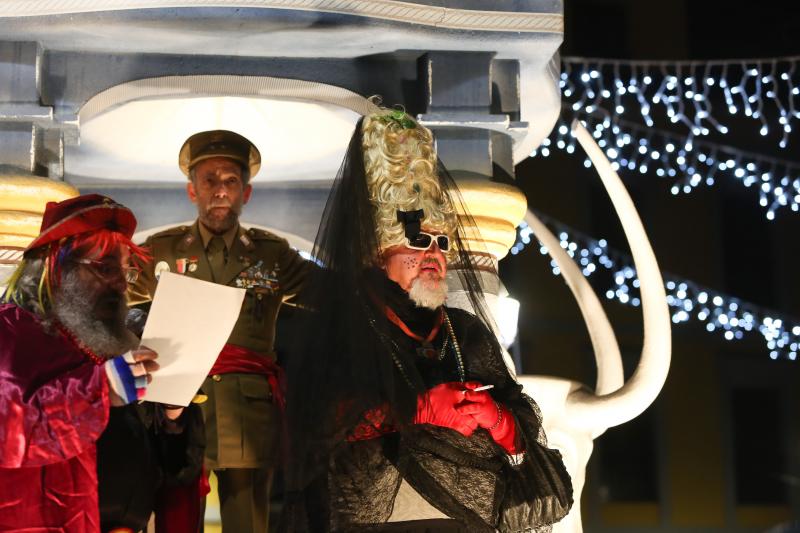 El Antroxu se despide quemando sardinas