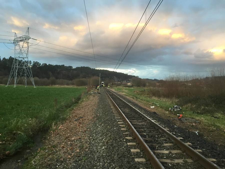 Un matrimonio fallece al ser arrollada su furgoneta por un tren en Cantabria