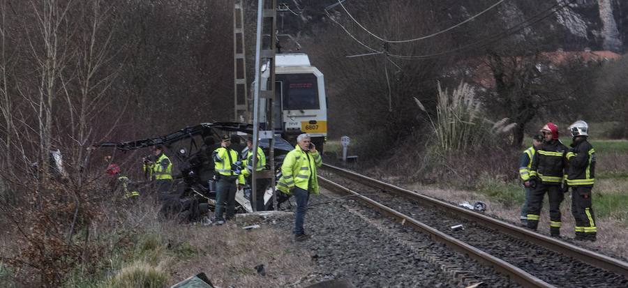 Un matrimonio fallece al ser arrollada su furgoneta por un tren en Cantabria