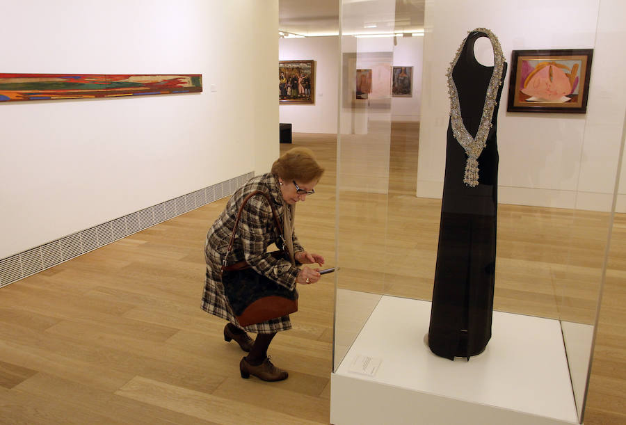 El Museo de Bellas Artes exhibe un vestido de noche de Cristóbal Balenciaga