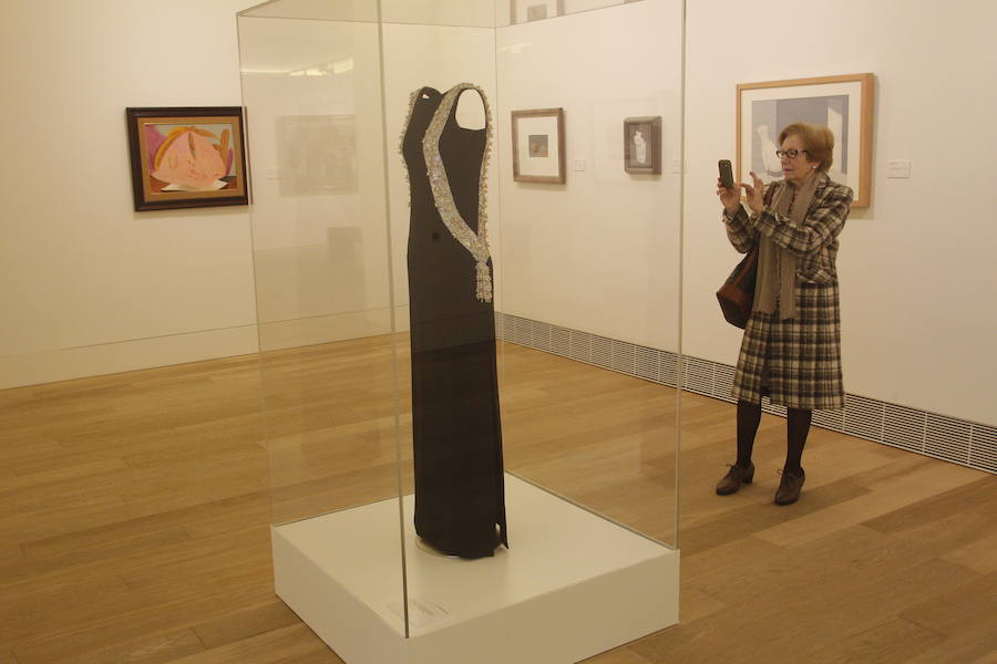El Museo de Bellas Artes exhibe un vestido de noche de Cristóbal Balenciaga