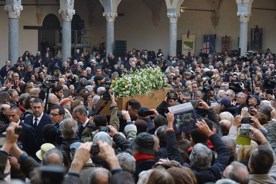 Un funeral laico despide a Umberto Eco