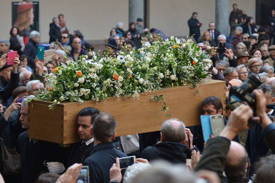 Un funeral laico despide a Umberto Eco