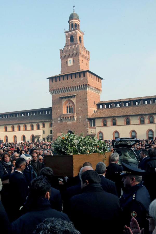 Un funeral laico despide a Umberto Eco