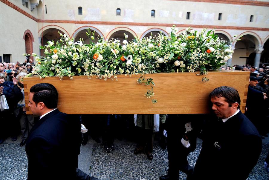 Un funeral laico despide a Umberto Eco