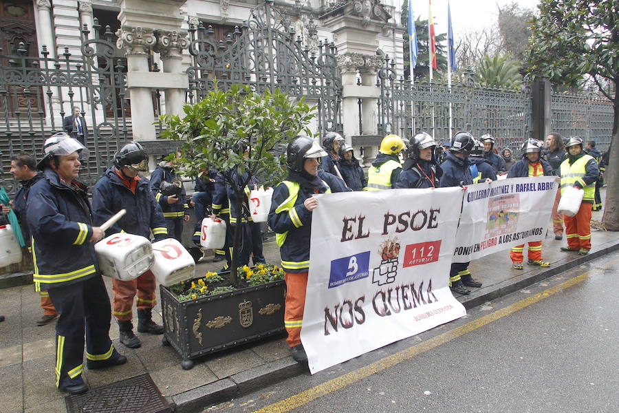 Bomberos de Asturias marcha hasta la Junta para exigir cambios en su organización