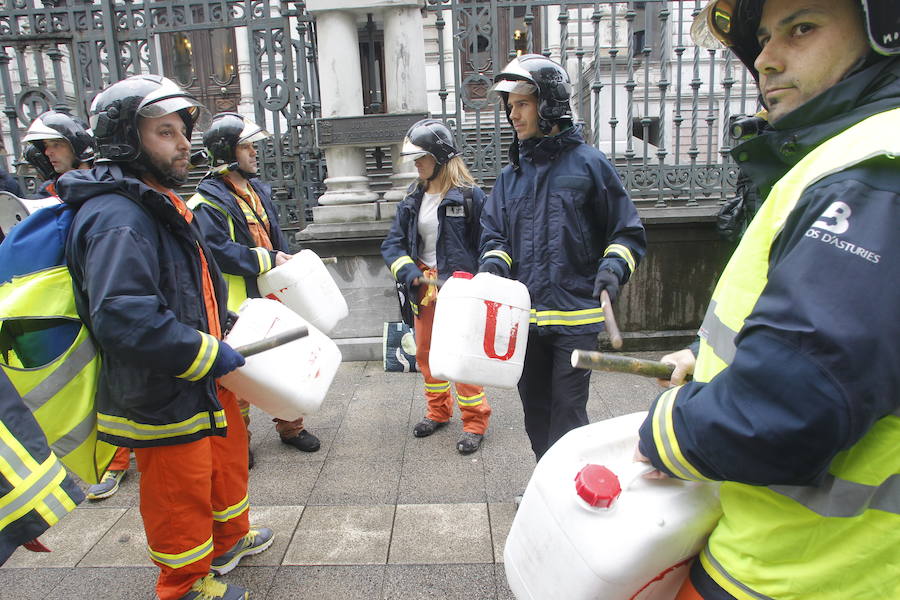 Bomberos de Asturias marcha hasta la Junta para exigir cambios en su organización