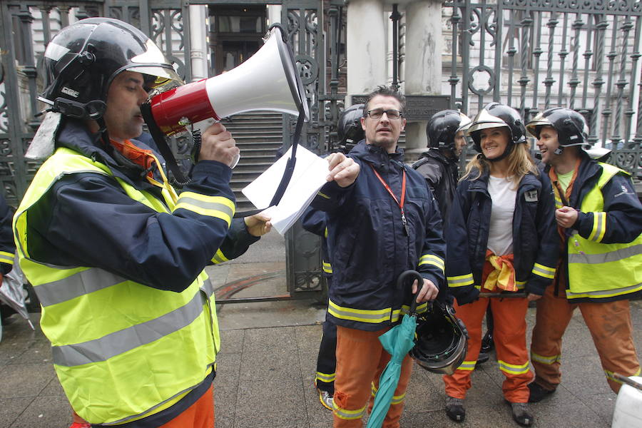 Bomberos de Asturias marcha hasta la Junta para exigir cambios en su organización