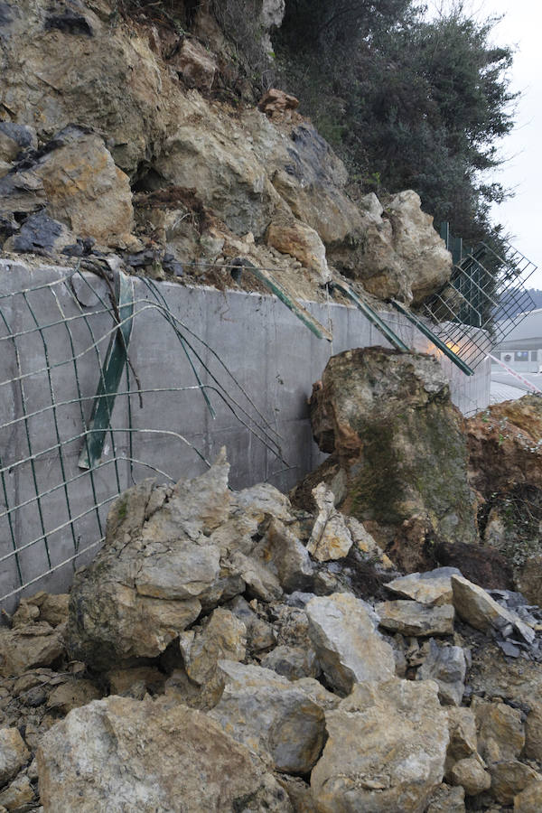 Un argayo corta un carril en la carretera general de Jove