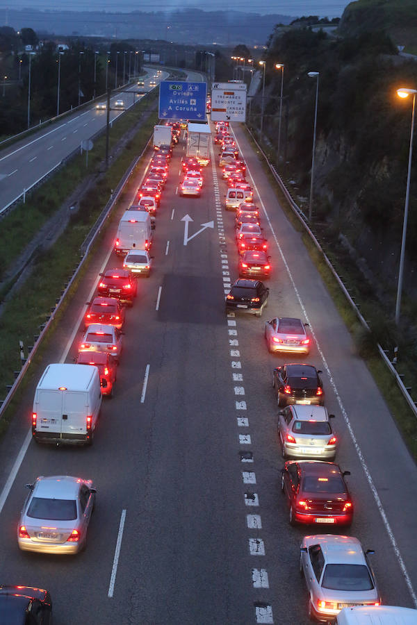 Un camión pierde parte de la carga a la salida de Gijón y provoca largas caravanas