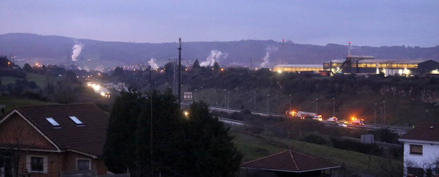 Un camión pierde parte de la carga a la salida de Gijón y provoca largas caravanas