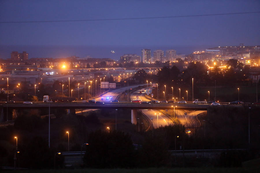 Un camión pierde parte de la carga a la salida de Gijón y provoca largas caravanas