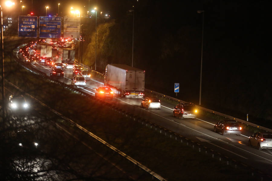 Un camión pierde parte de la carga a la salida de Gijón y provoca largas caravanas