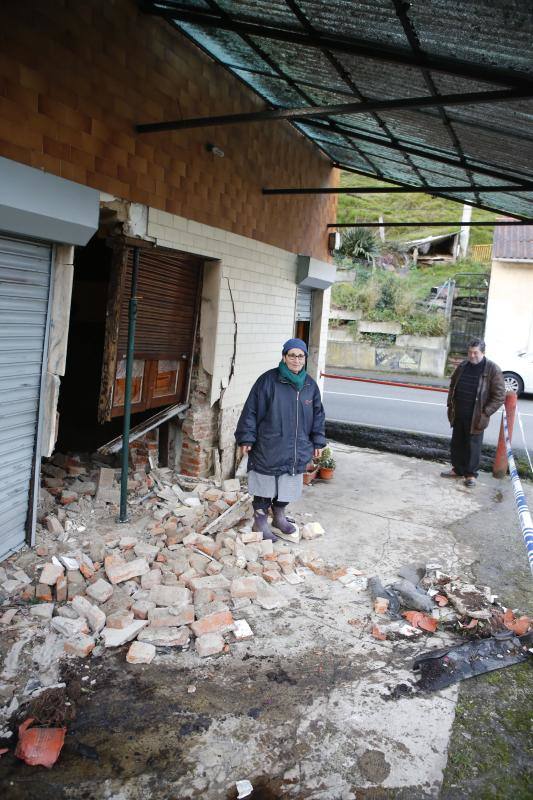 Desalojada una vivienda en Blimea tras empotrarse un coche contra ella