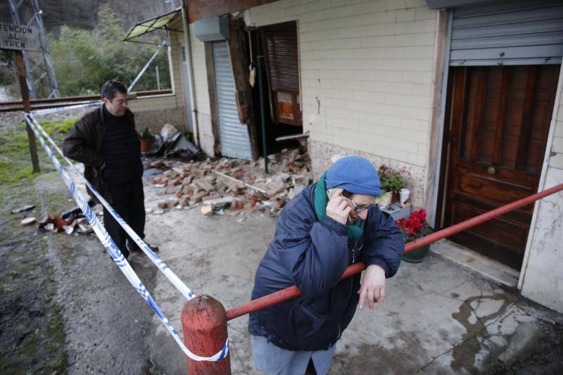 Desalojada una vivienda en Blimea tras empotrarse un coche contra ella