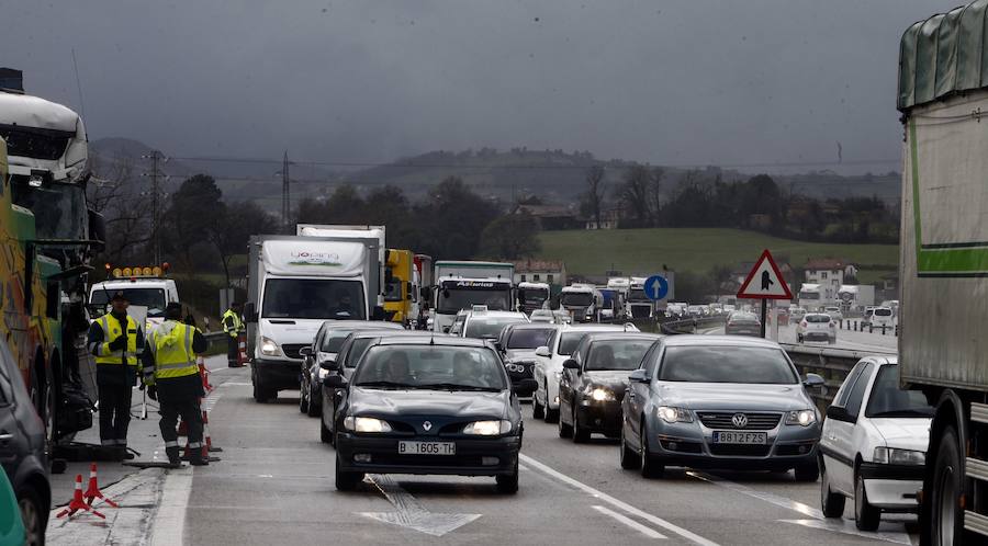 Un accidente provoca importantes retenciones en la A-66